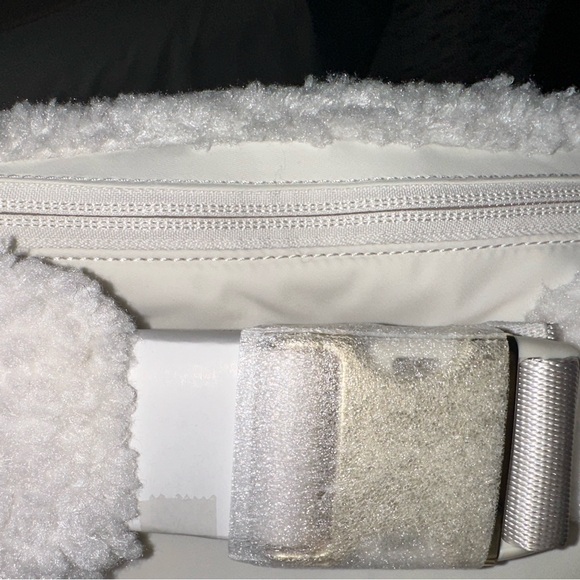 NWT Lululemon Everywhere Belt Bag Fleece Large 2L White Opal/Gold NWTs - Picture 4 of 9